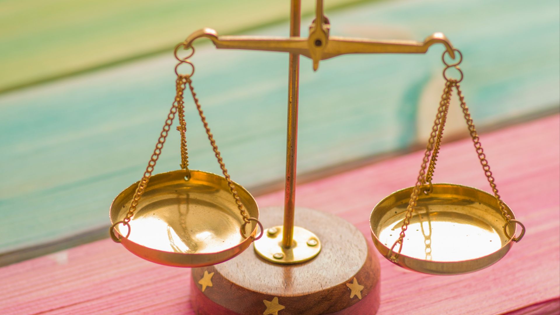 gold and silver round frame magnifying glass