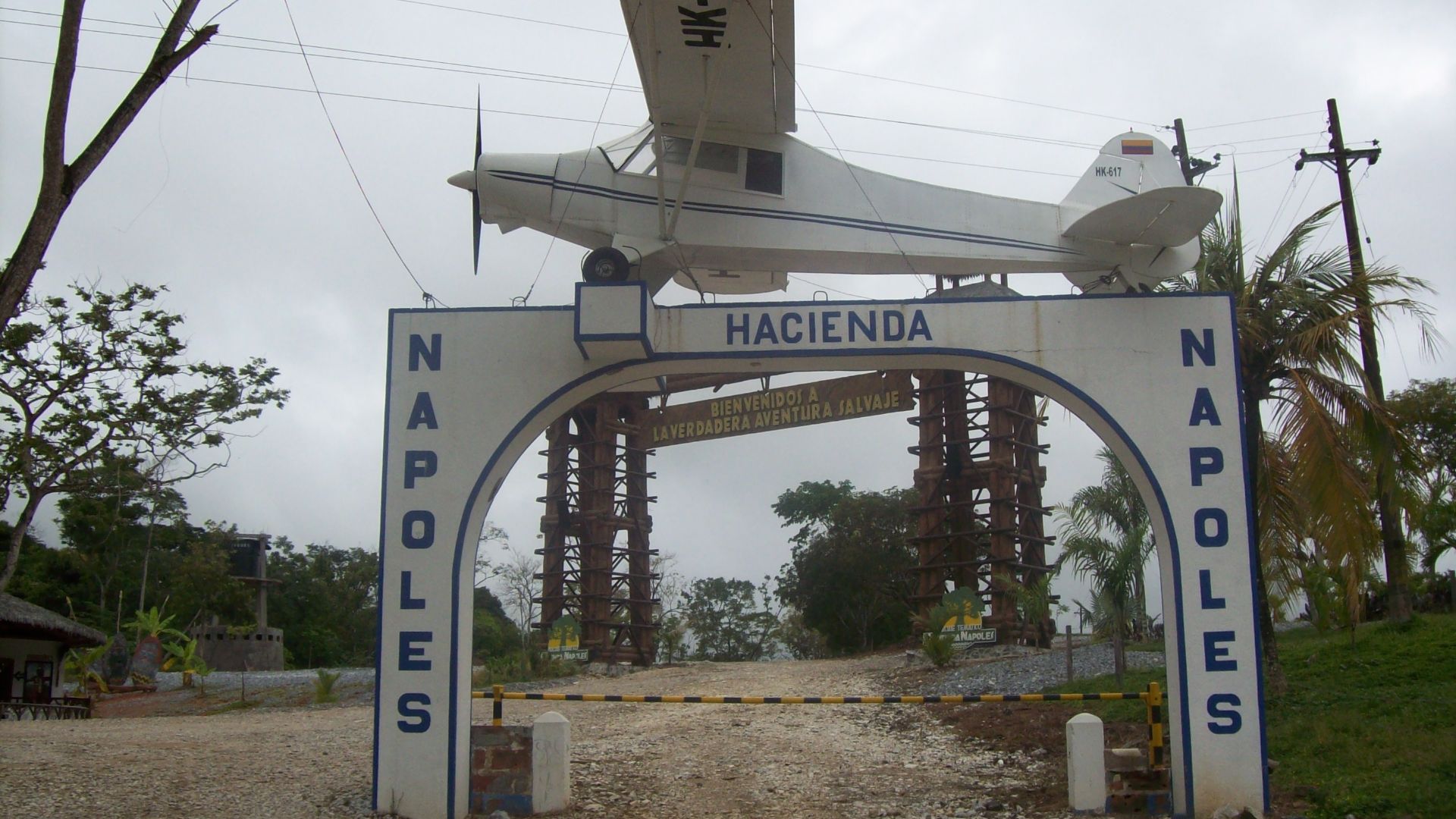 File:Pórtico Hacienda Nápoles.JPG