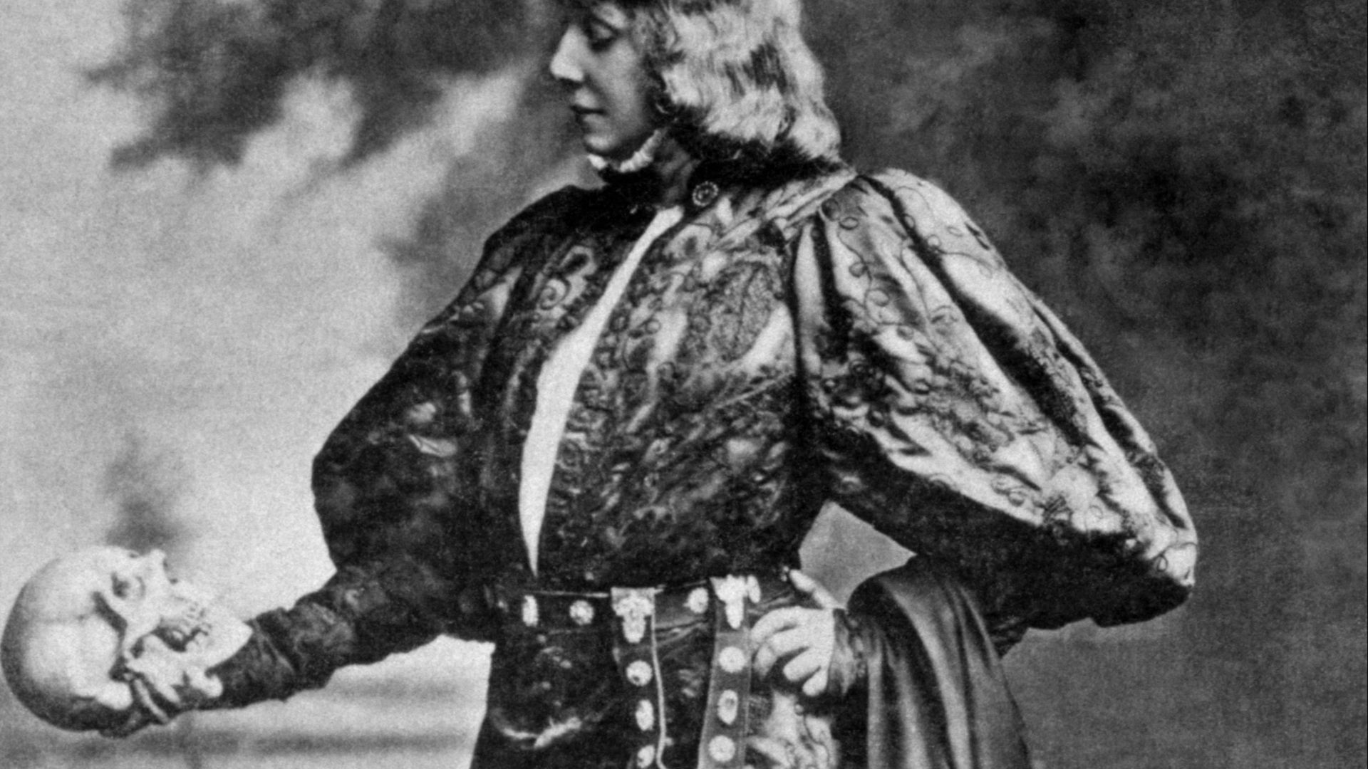 File:Bernhardt Hamlet2.jpg