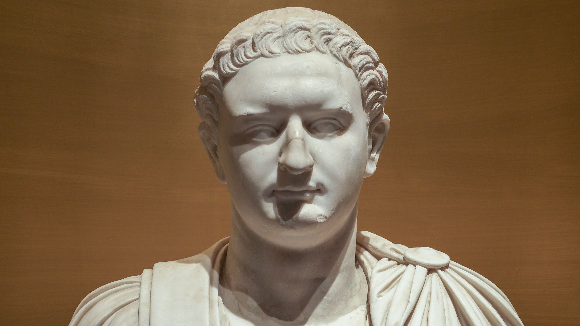 File:Busto di Domiziano - Napoli museo Archeologico.jpg