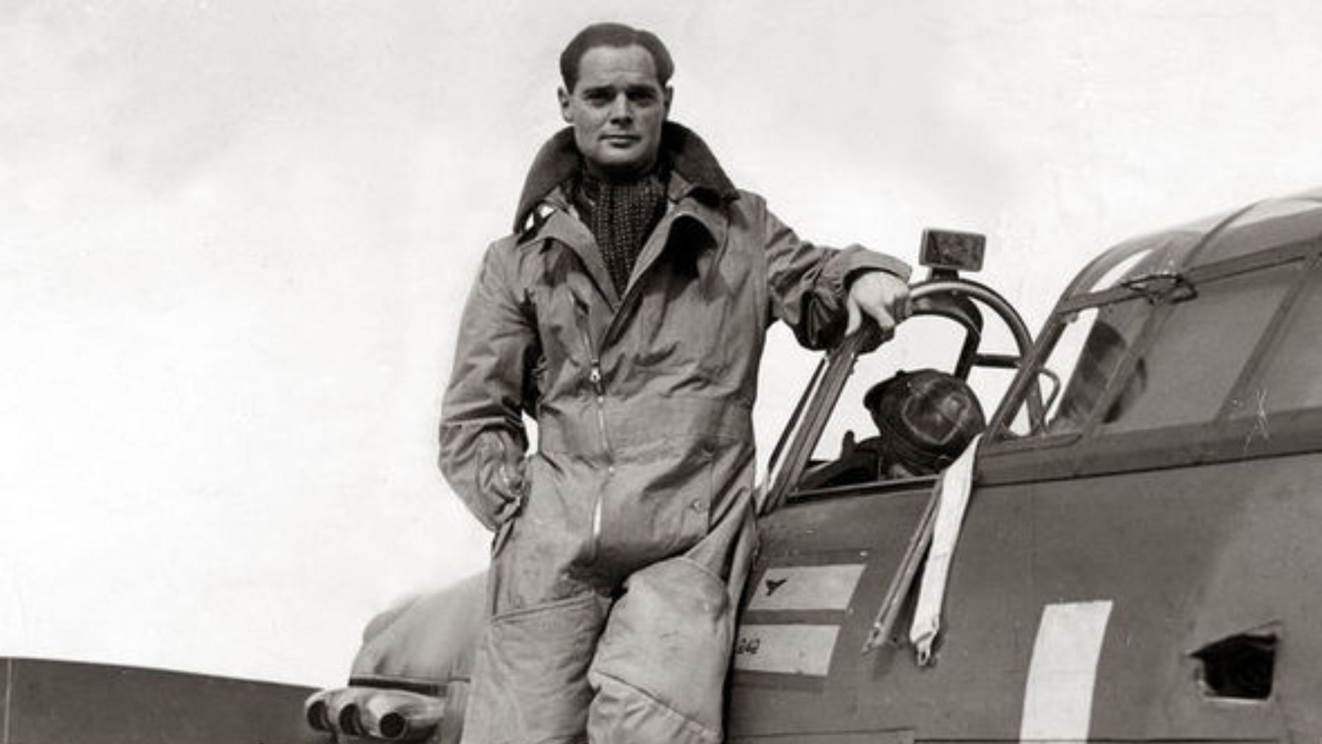 File:Douglas-Bader-on-wingLG.jpg