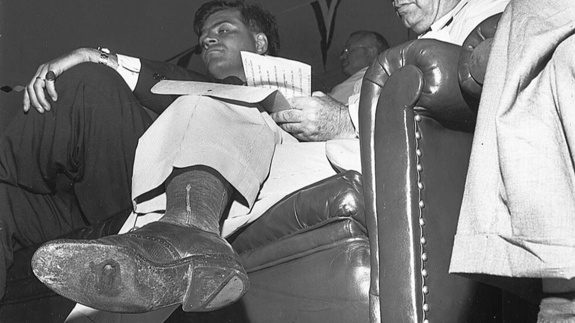 File:Adlai Bares His Sole.jpg