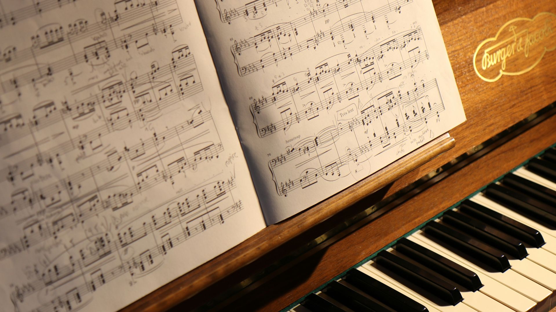 music note on brown piano