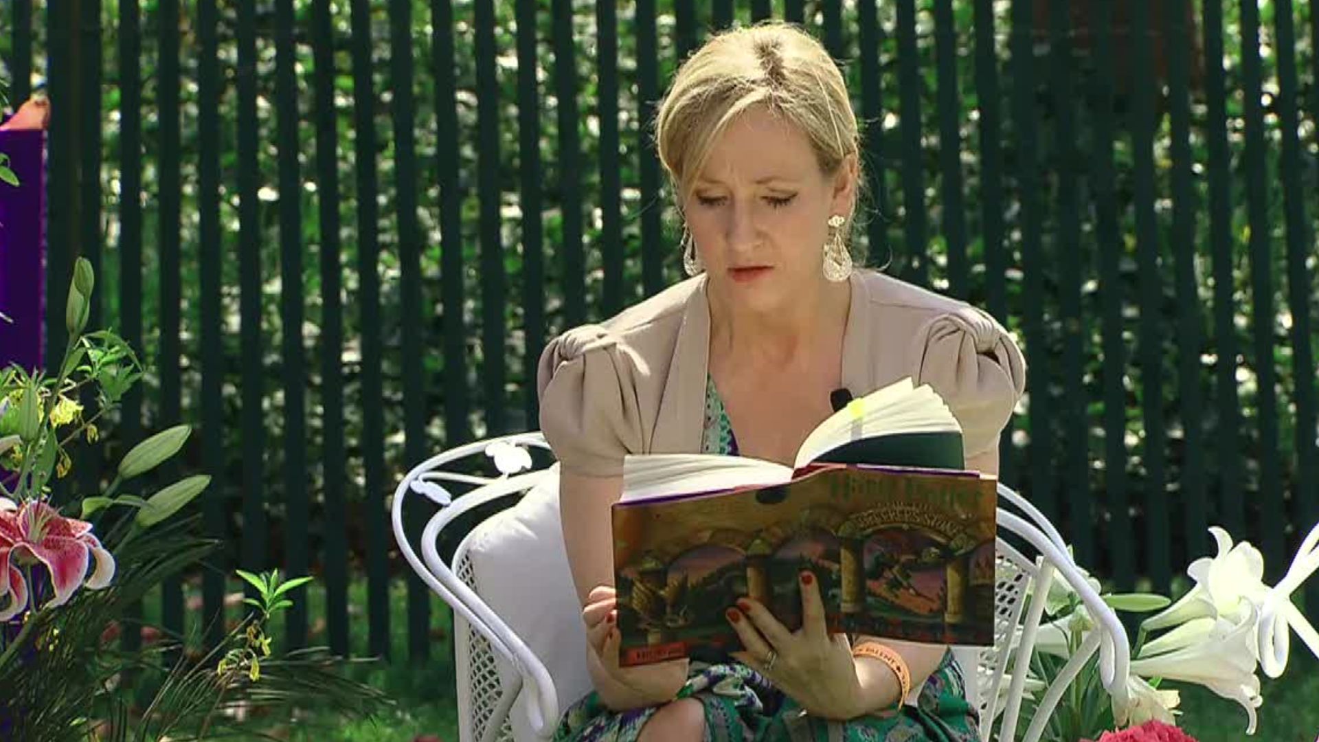 File:J. K. Rowling at the White House 2010-04-05 9.jpg