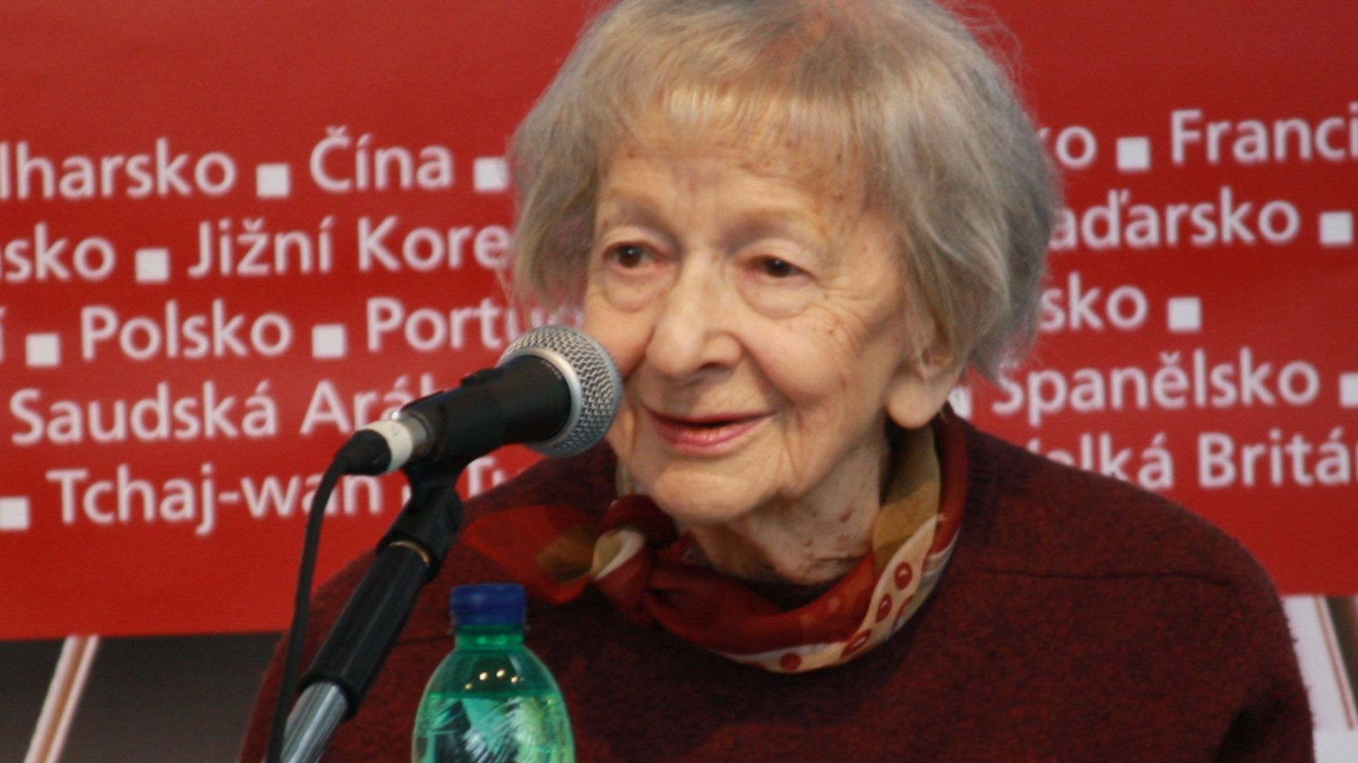 File:Wisława Szymborska čte - Svět knihy 2010 (002).JPG