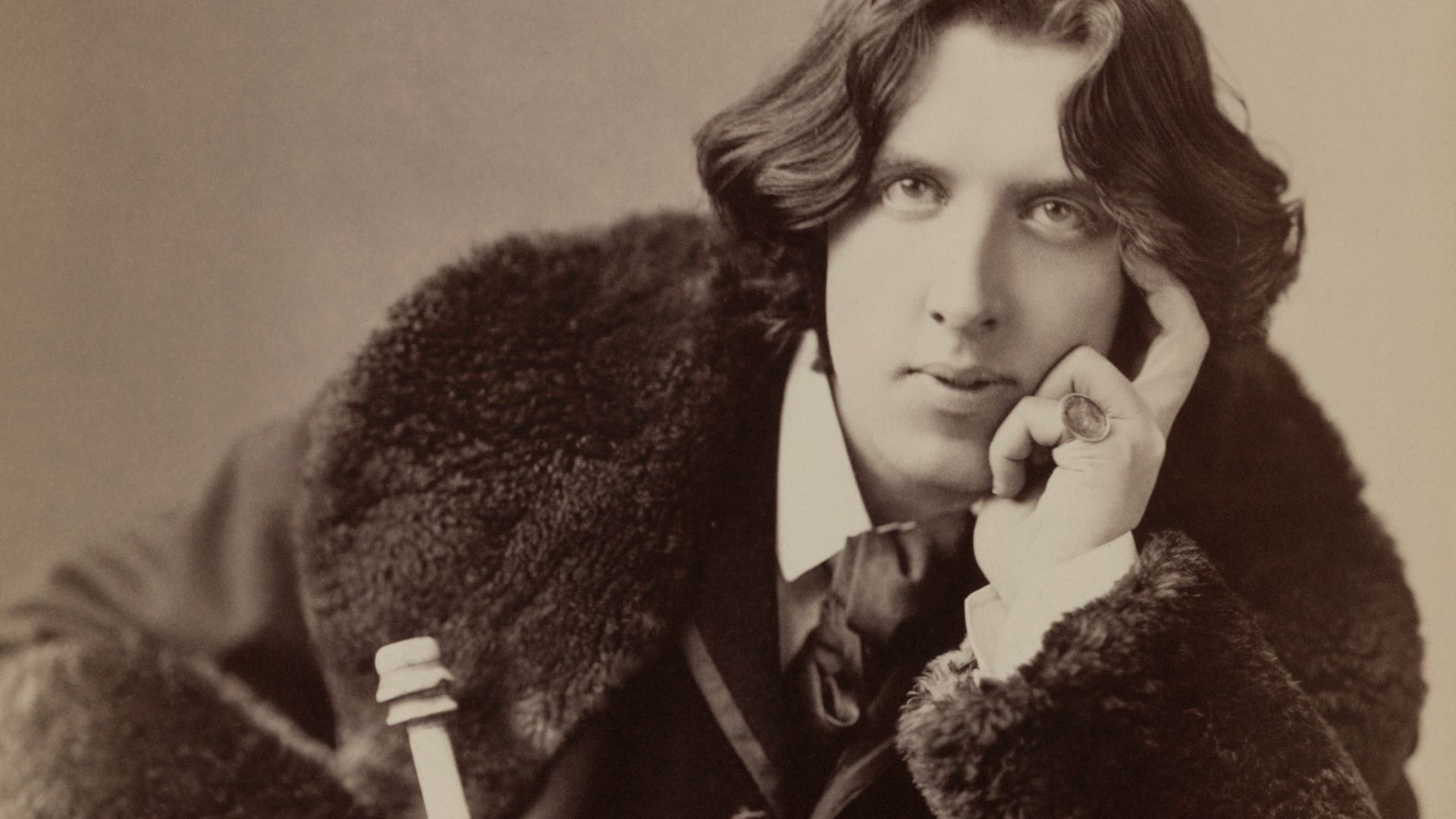 File:Oscar Wilde by Napoleon Sarony. Three-quarter-length photograph, seated.png