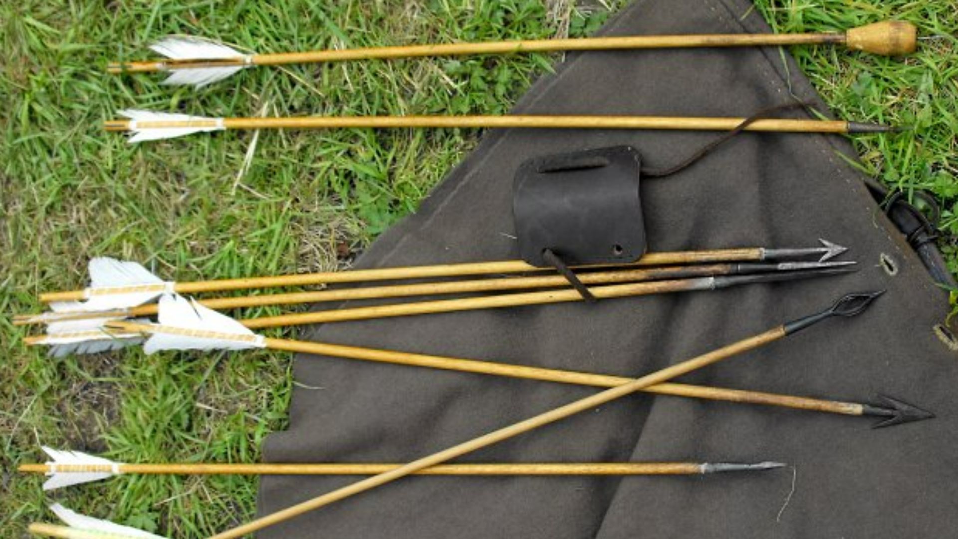 File:Variety of mediaeval arrows.jpg