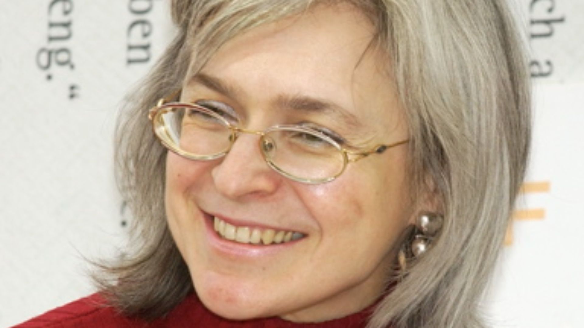 File:Anna Politkovskaja im Gespräch mit Christhard Läpple.jpg