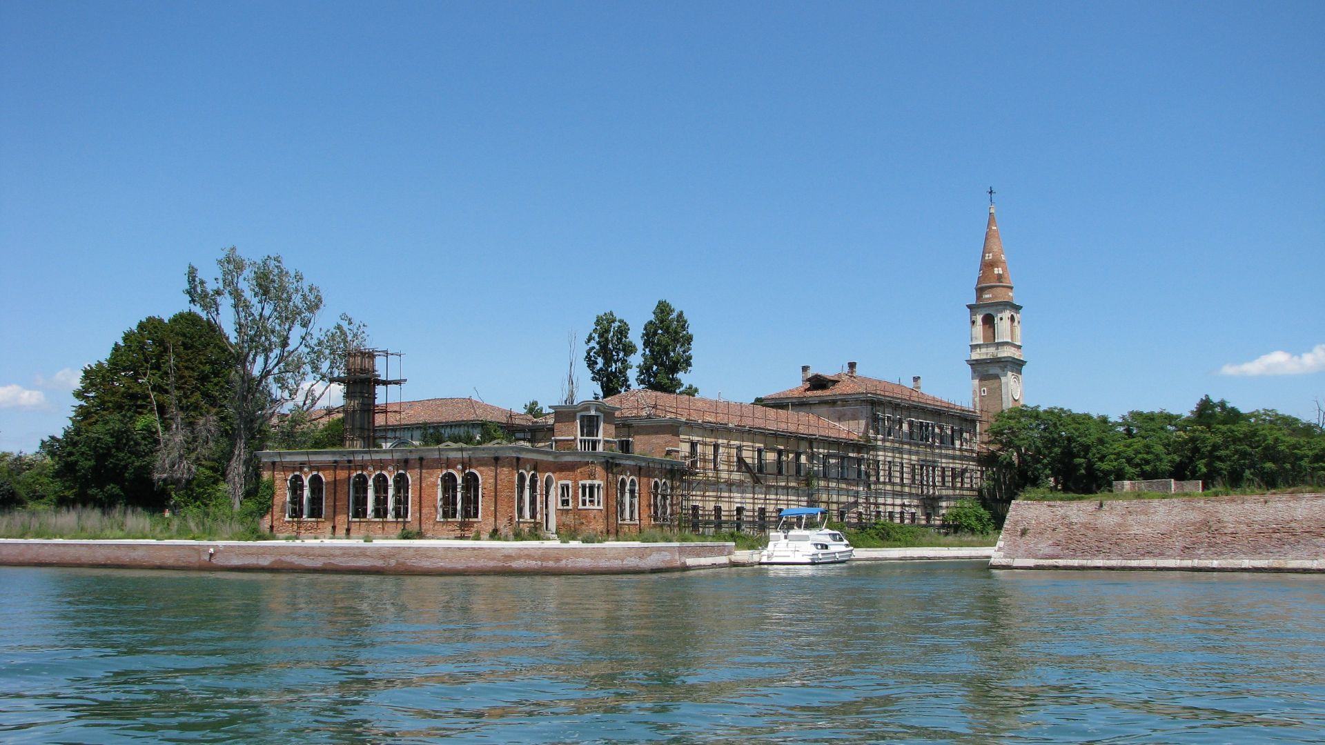 File:Poveglia Closeup of Hospital.jpg