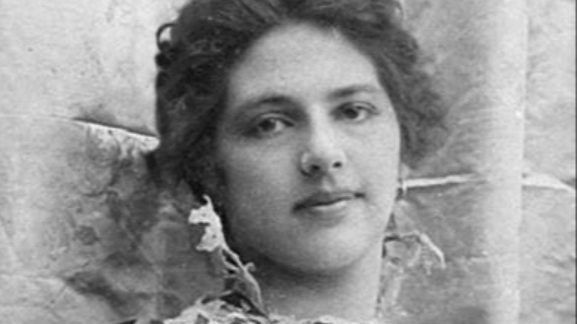 File:Margaretha Geertruida MacLeod-Zelle in the Dutch East Indies - 1900.jpg