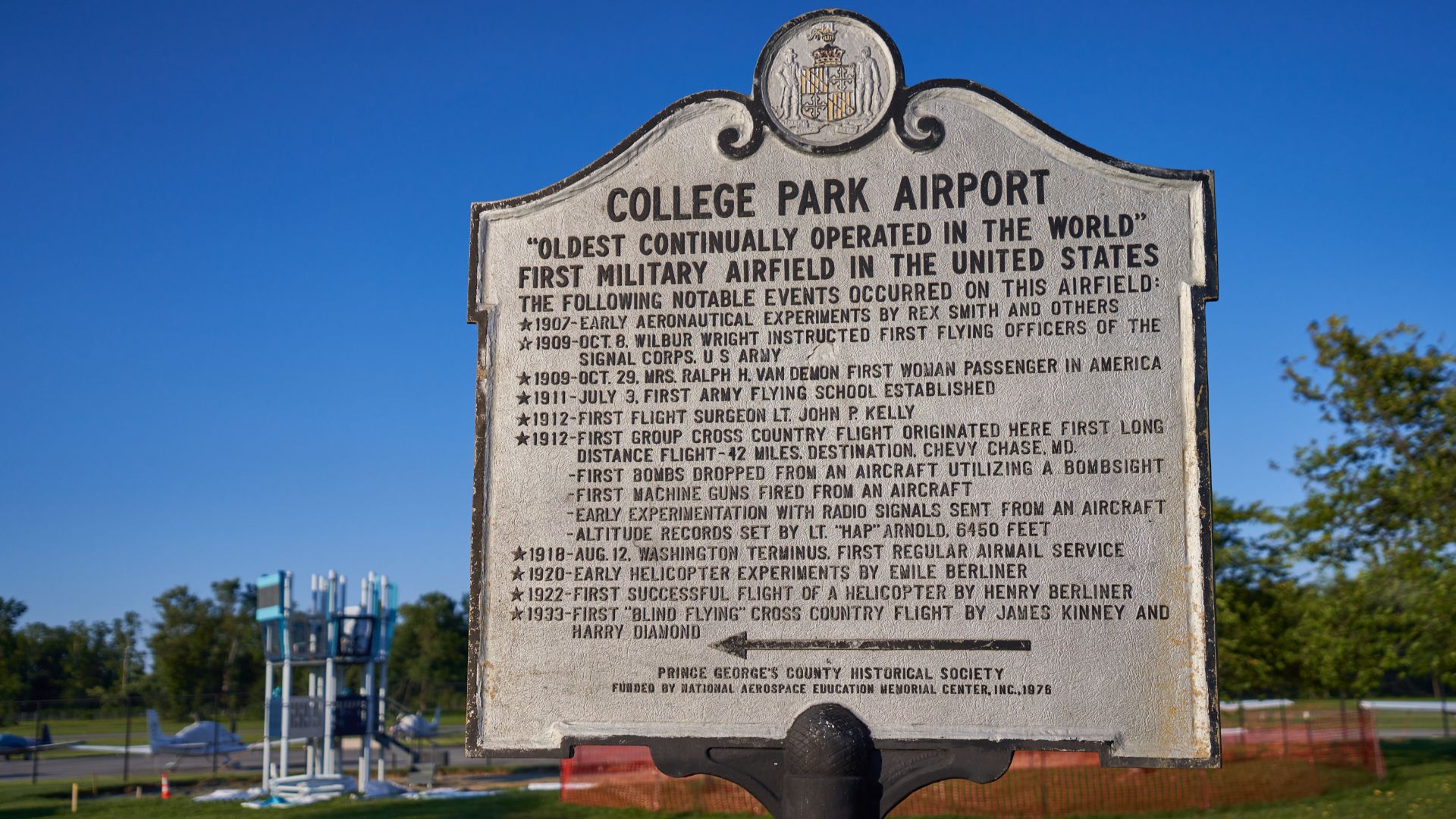File:Airport sign College Park MD.jpg