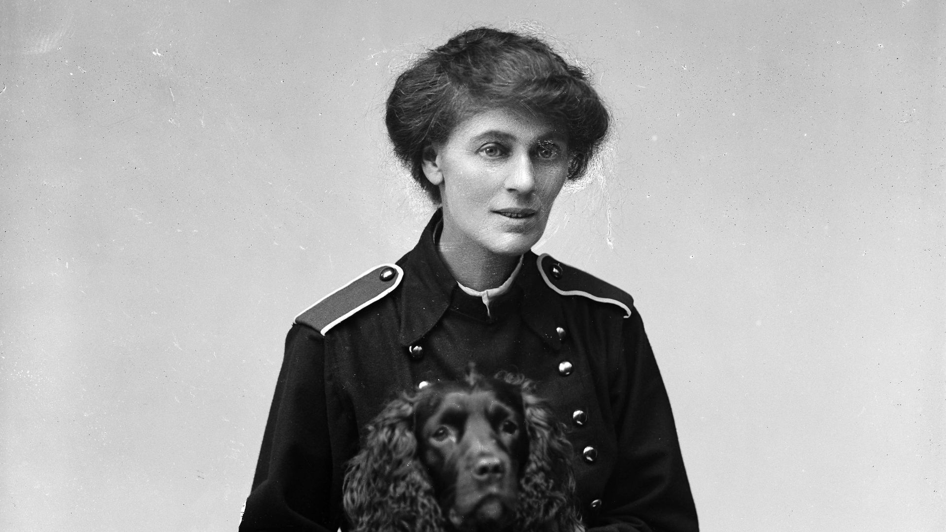File:Constance Markievicz with dog (sitting), 1917.jpg