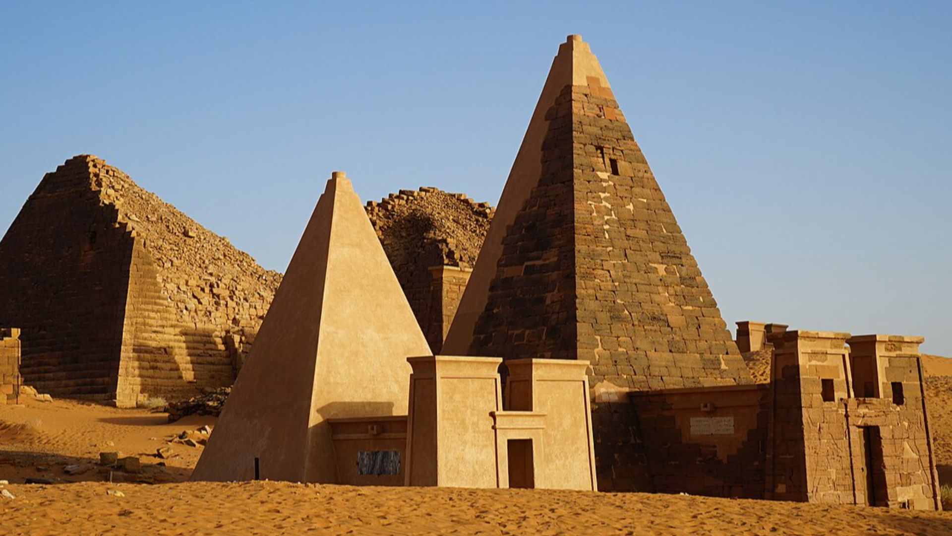 File:Sudan, Nubian pyramids (31188394860).jpg - Wikimedia Commons