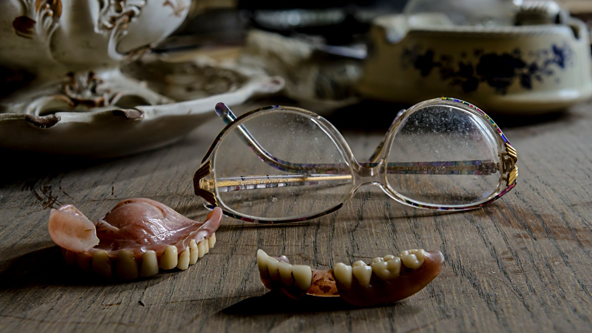 eyeglasses near dentures