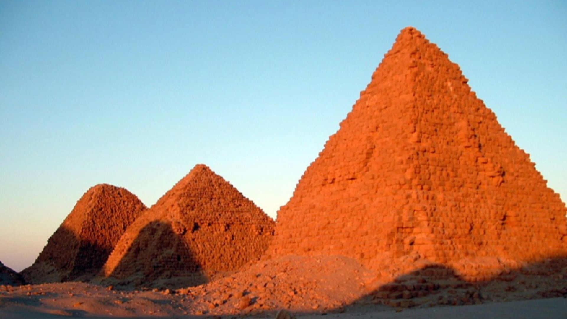 File:Pyramids of Nuri.jpg