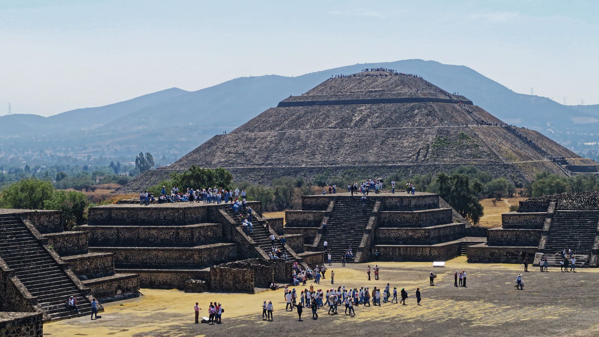 File:2020-02-11 Teotihuacan la Avenida de los Muertos y la Pirámide del Sol.jpg