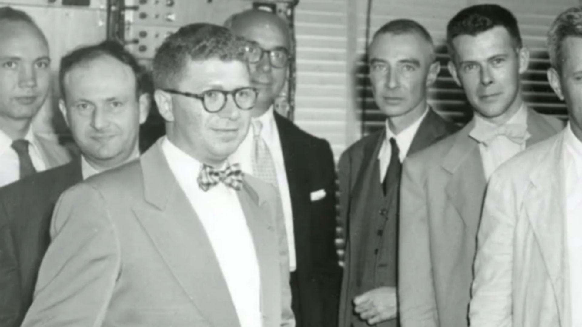File:Lewis Strauss and Robert Oppenheimer in group of scientists and engineers.webp