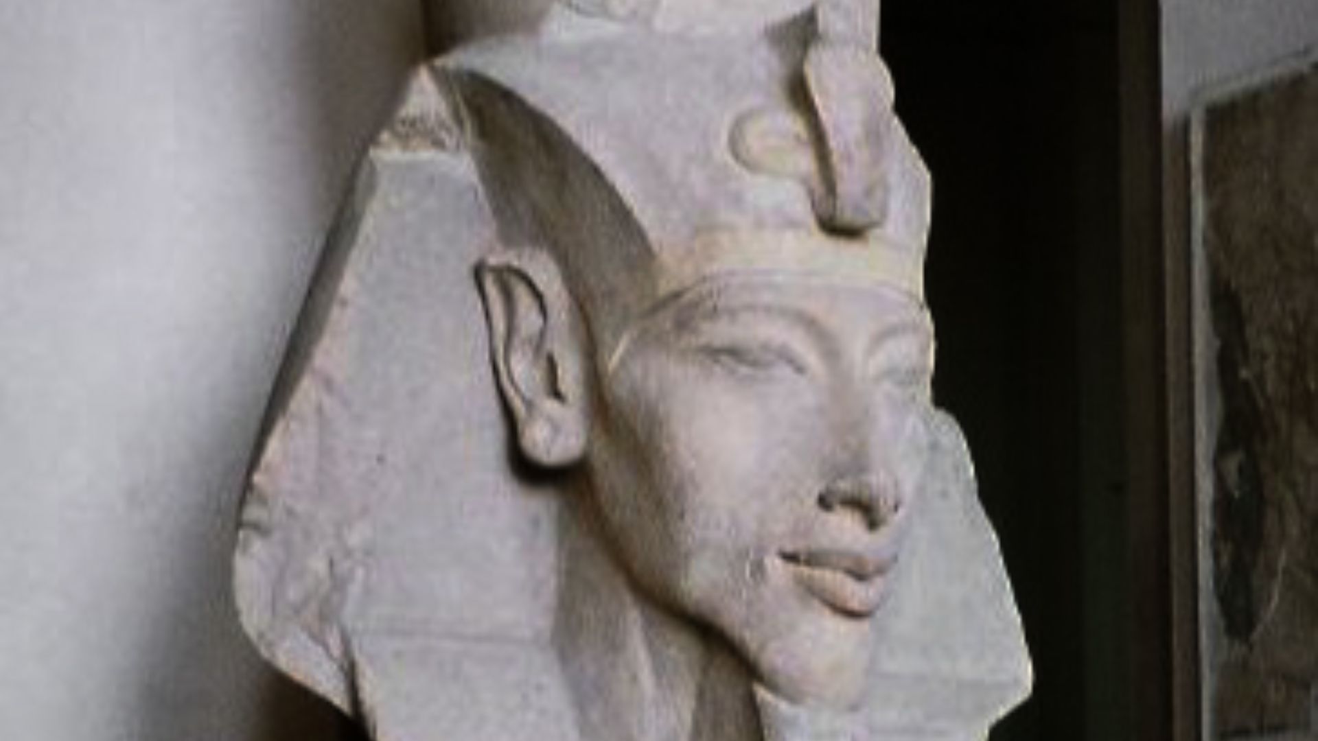 File:Pharaoh Akhenaten.jpg