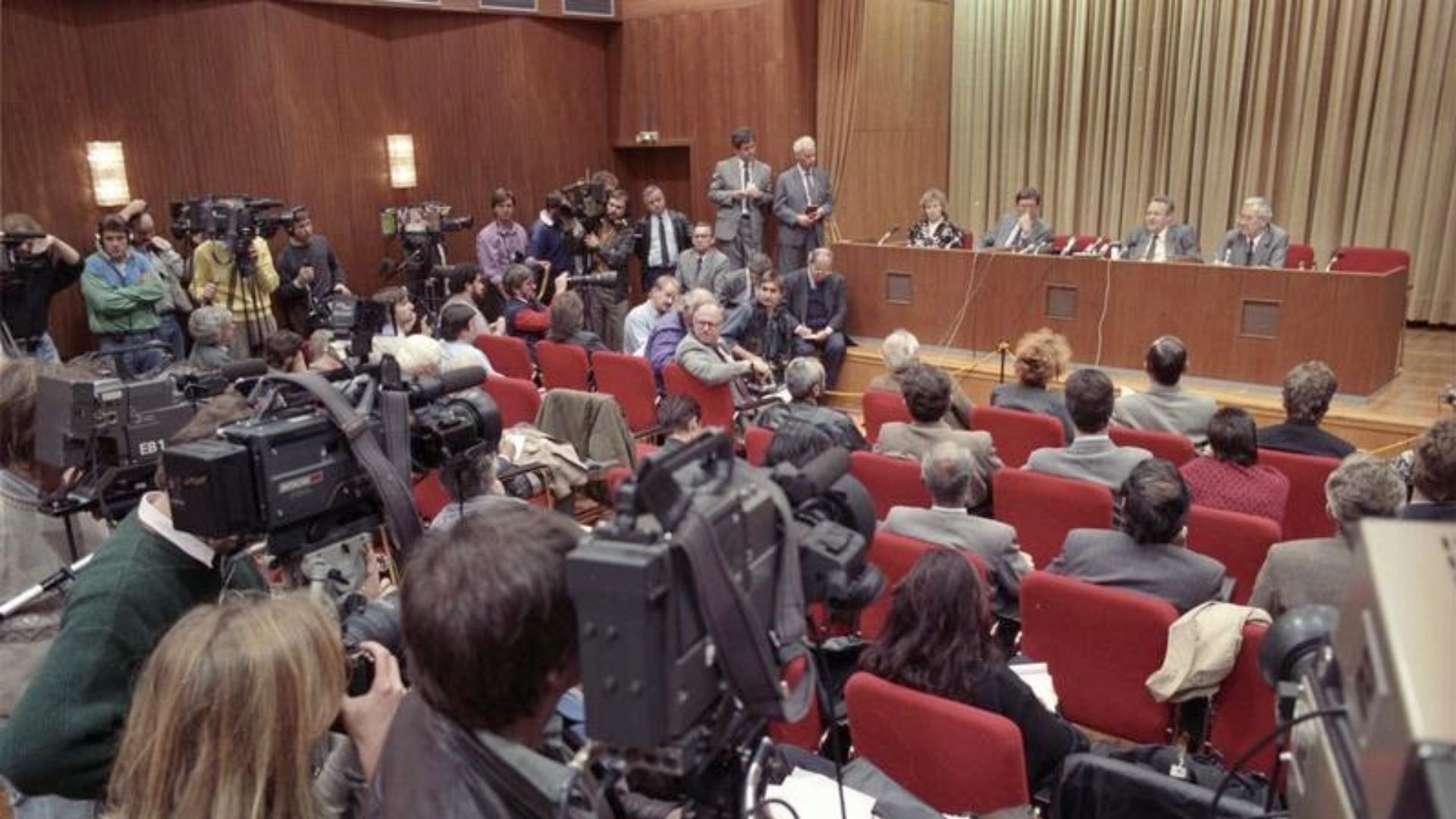 File:Bundesarchiv Bild 183-1989-1109-030, Berlin, Schabowski auf Pressekonferenz.jpg