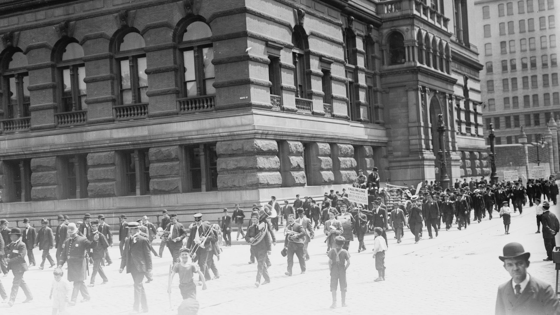 File:Parade of unemployed, marchers and band, New York LCCN2014683345.jpg