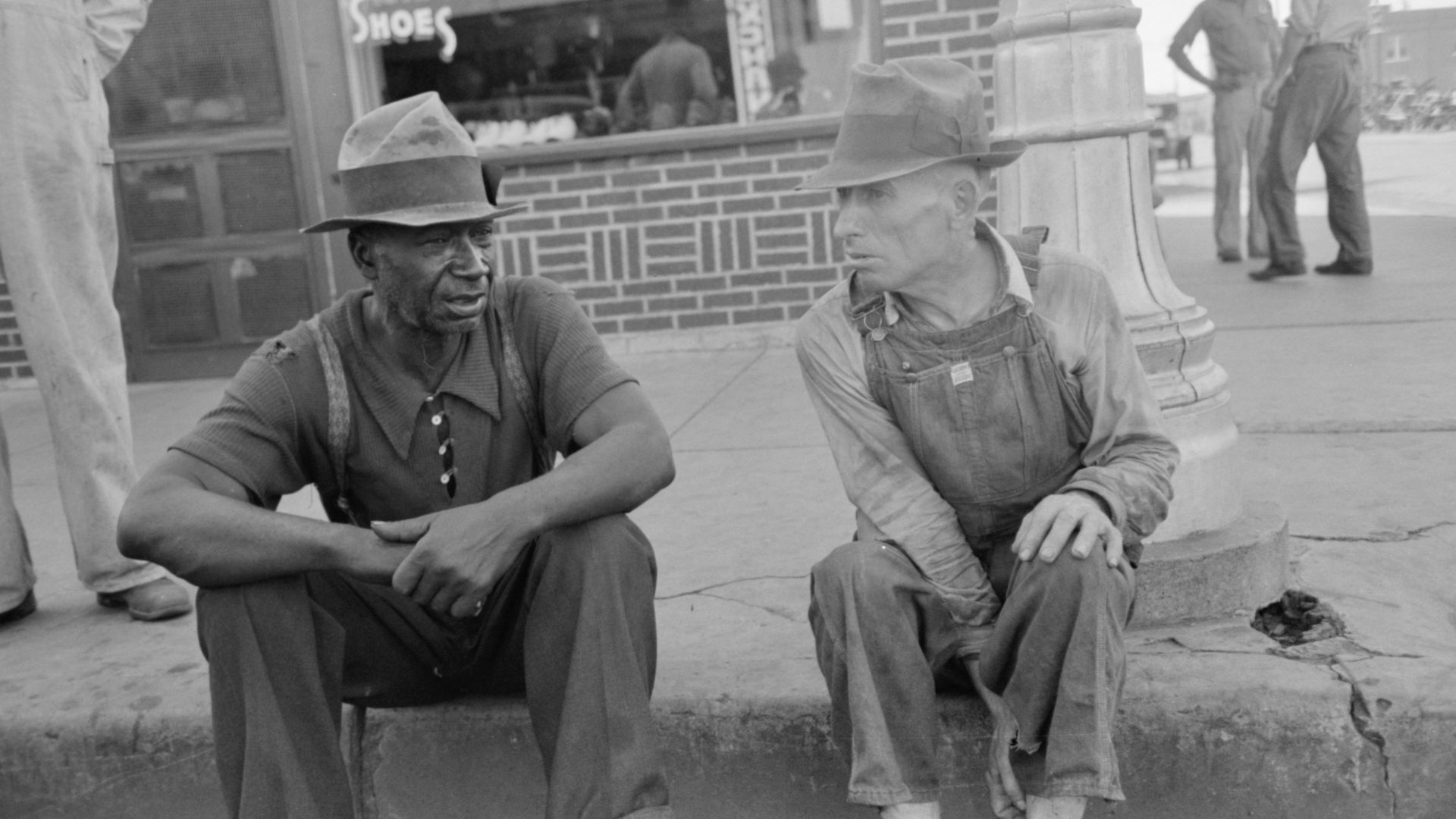 File:Black man and white man sitting on curb talking, Muskogee, Oklahoma July 1939.jpg