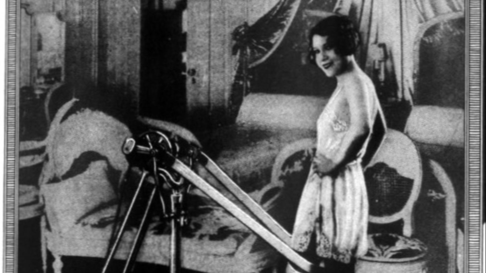 File:Vivienne Segal - Nov 1927 Vogue.jpg