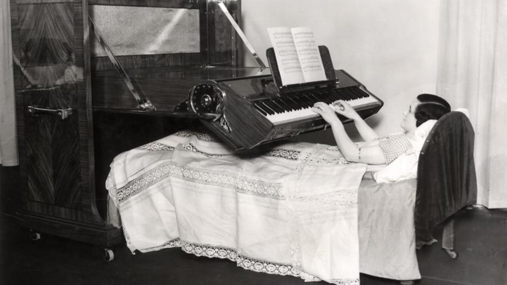 File:Piano voor aan bed gebonden zieken - Piano for the bedridden (4192748677).jpg