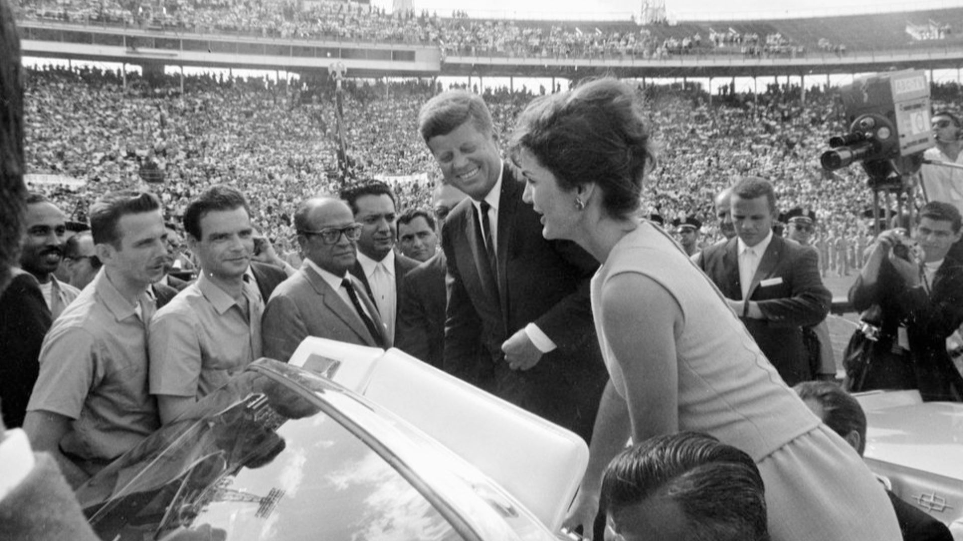 File:Kennedy greet 2506 Brigade (1962-12-29).jpg