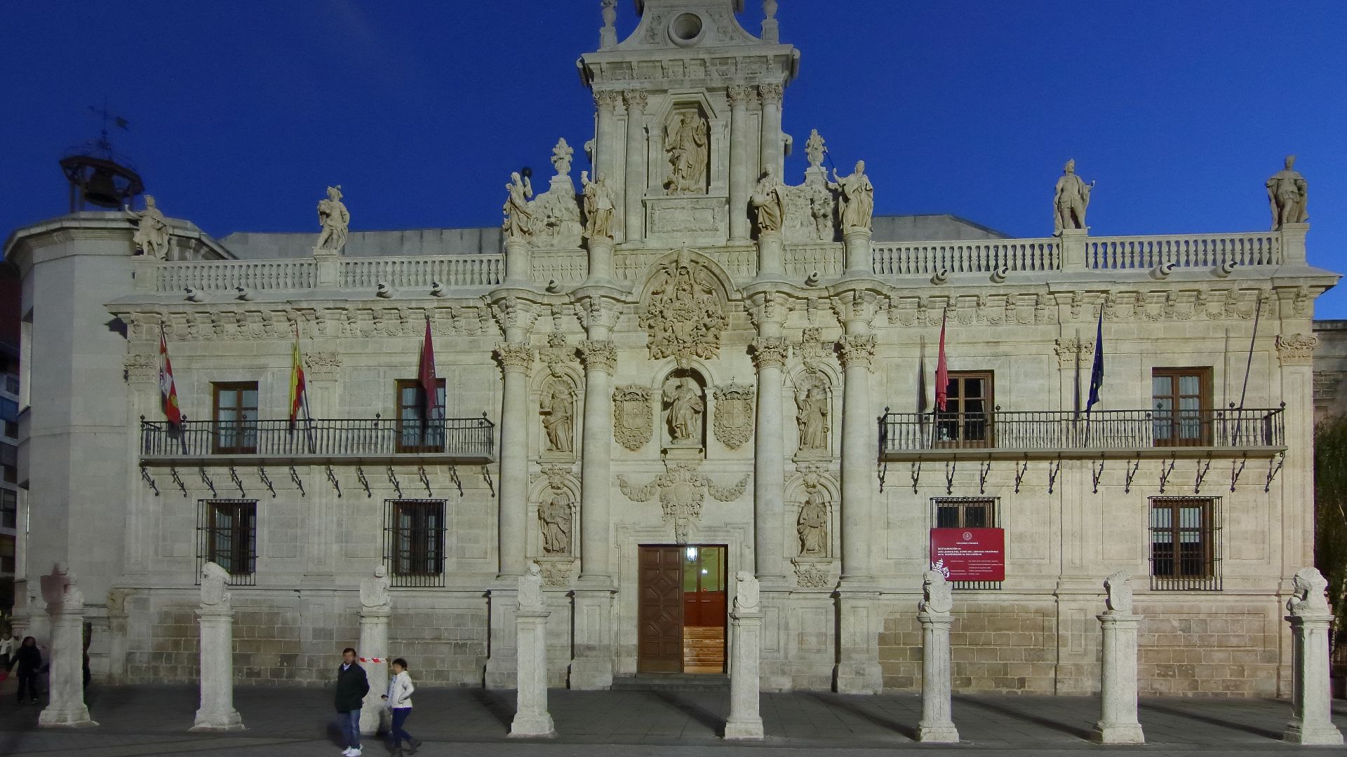 File:Fachada Universidad de Valladolid, restauración de los Leones (2016).jpg