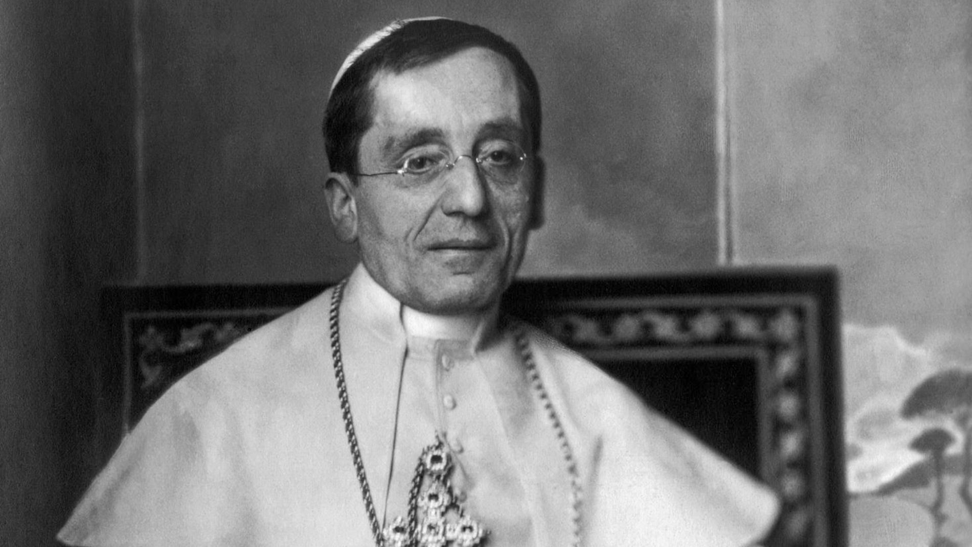 File:Benedictus XV, by Nicola Perscheid, 1915 (retouched).jpg