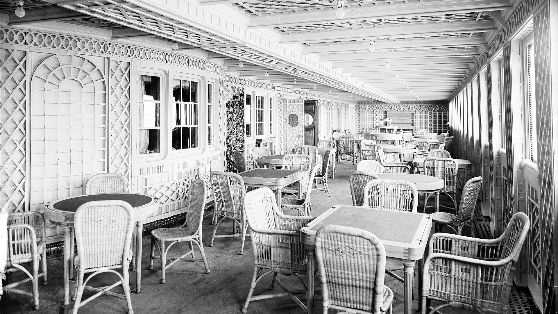 File:Titanic cafe parisien.jpg