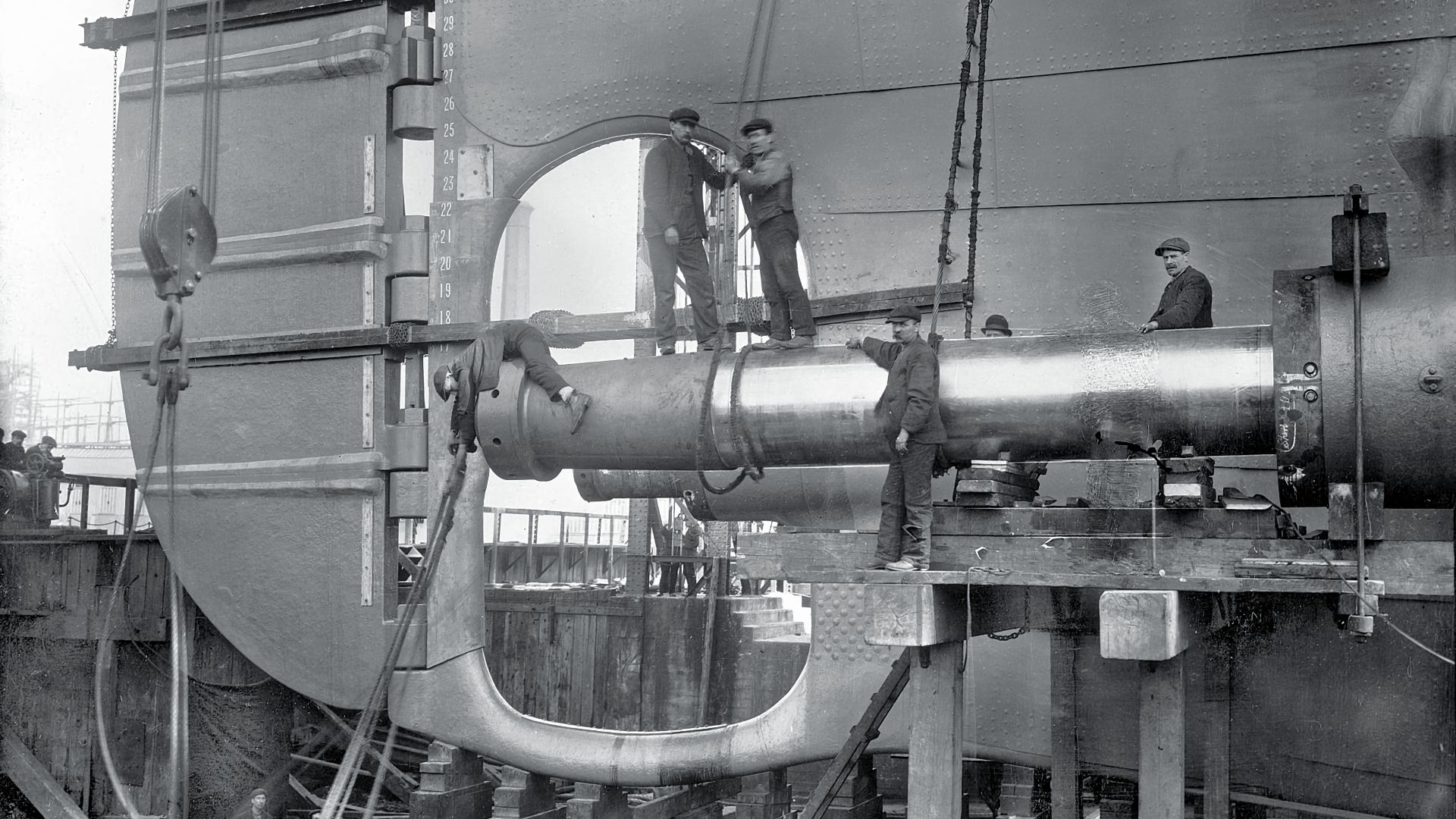 File:Titanic's propeller shaft installation.jpg
