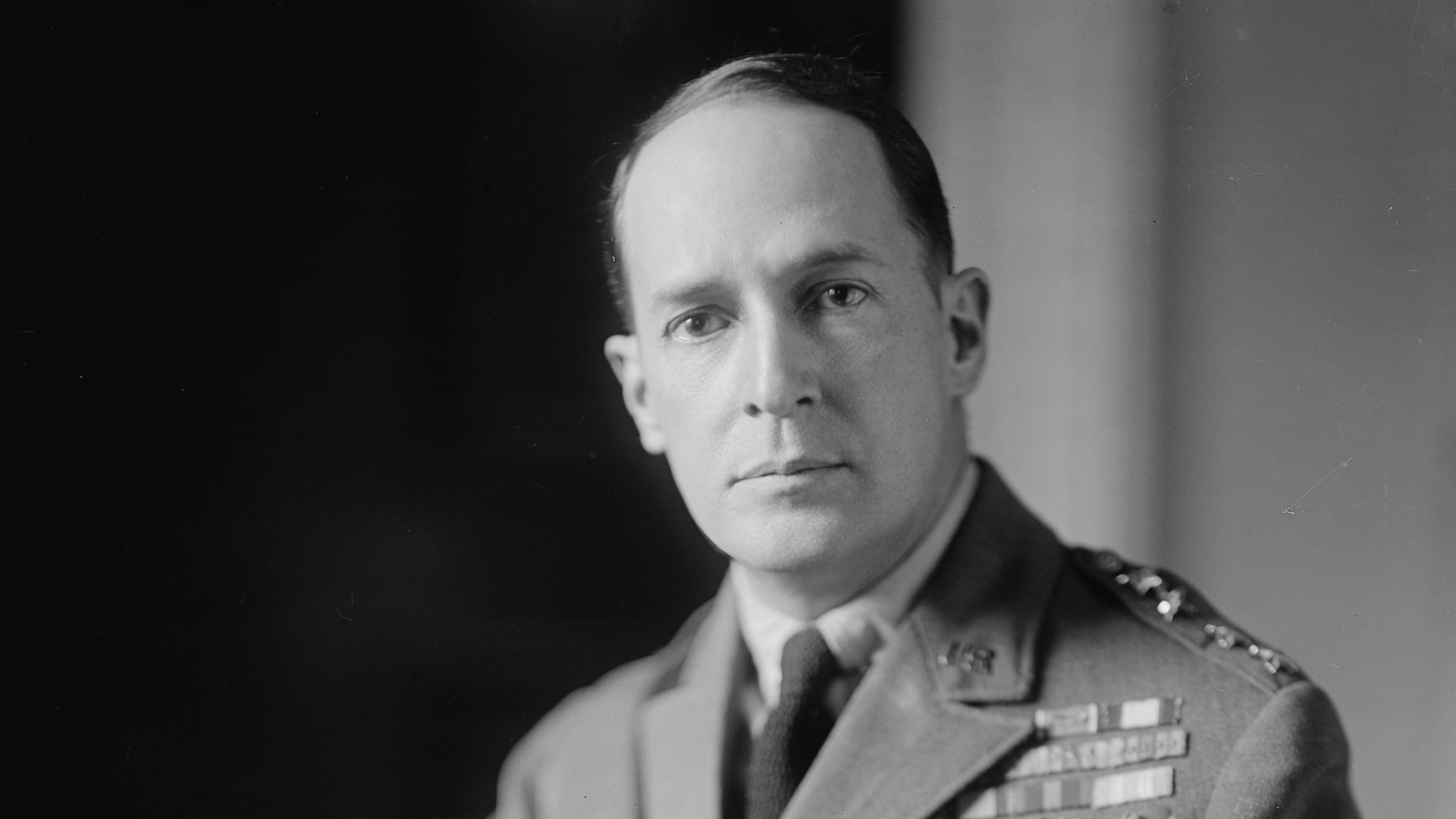 File:MacARTHUR, DOUGLAS. GENERAL LCCN2016859444 (cropped).jpg