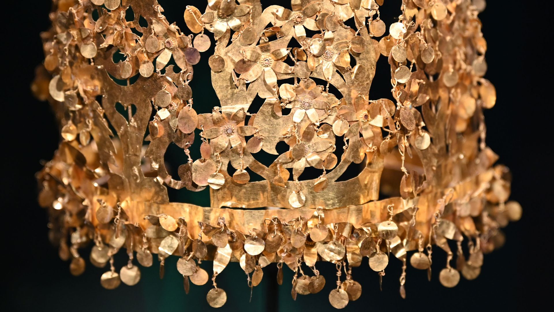 File:Tillya Tepe crown.jpg