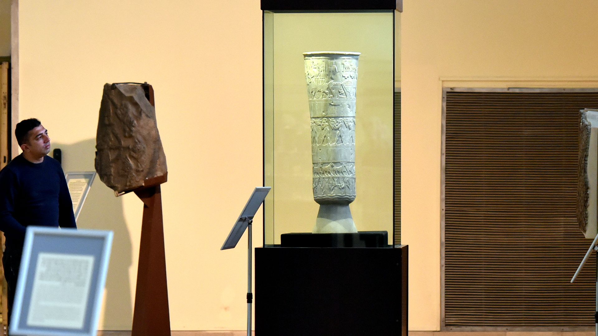 File:The votive Warka Vase within its display case at the Sumerian Gallery of the Iraq Museum.jpg