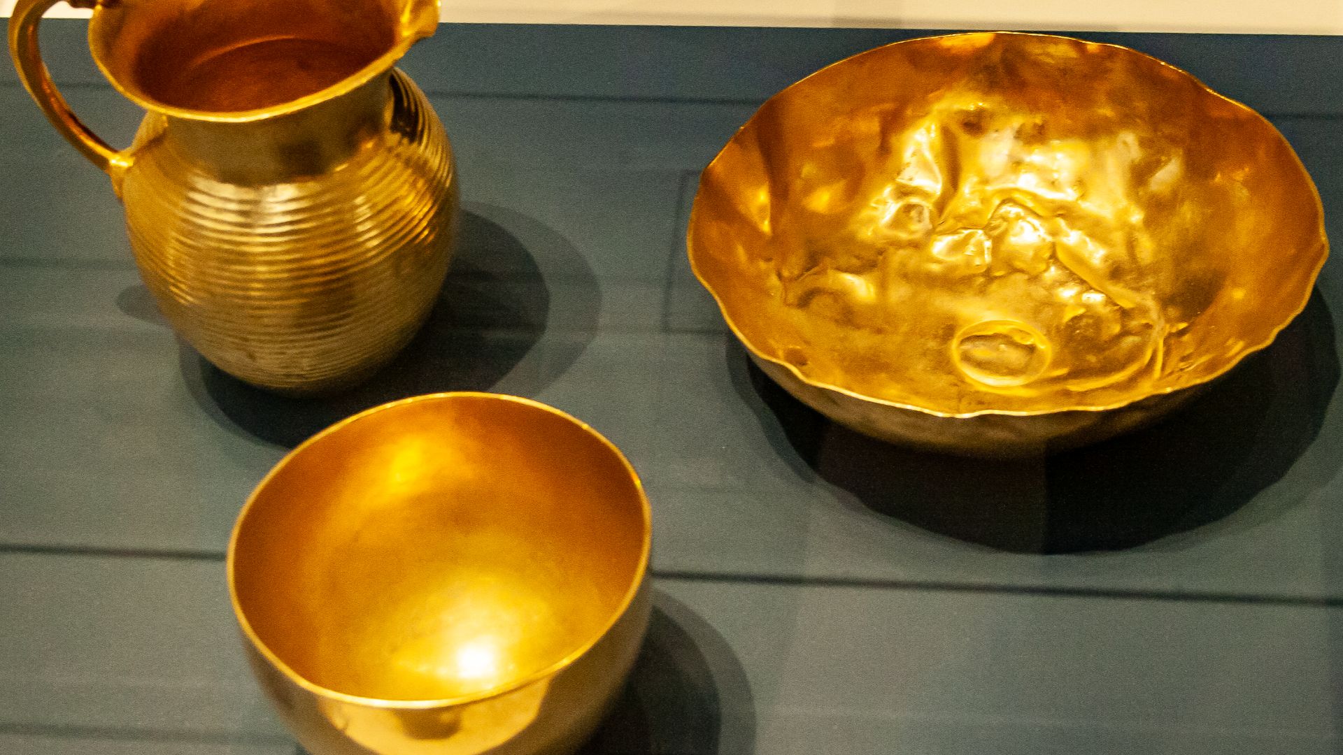 File:Oxus treasure - gold vessels.jpg