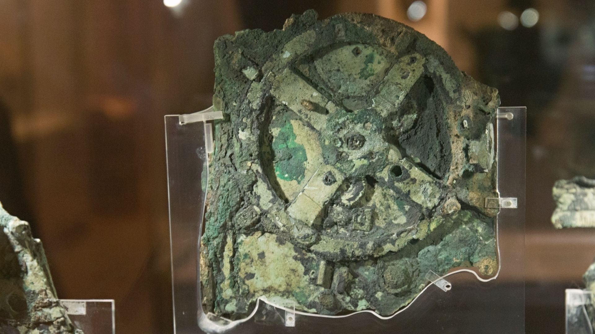 File:Mechanism of Antikythera, 150-100 BC, NAMA, 191435.jpg