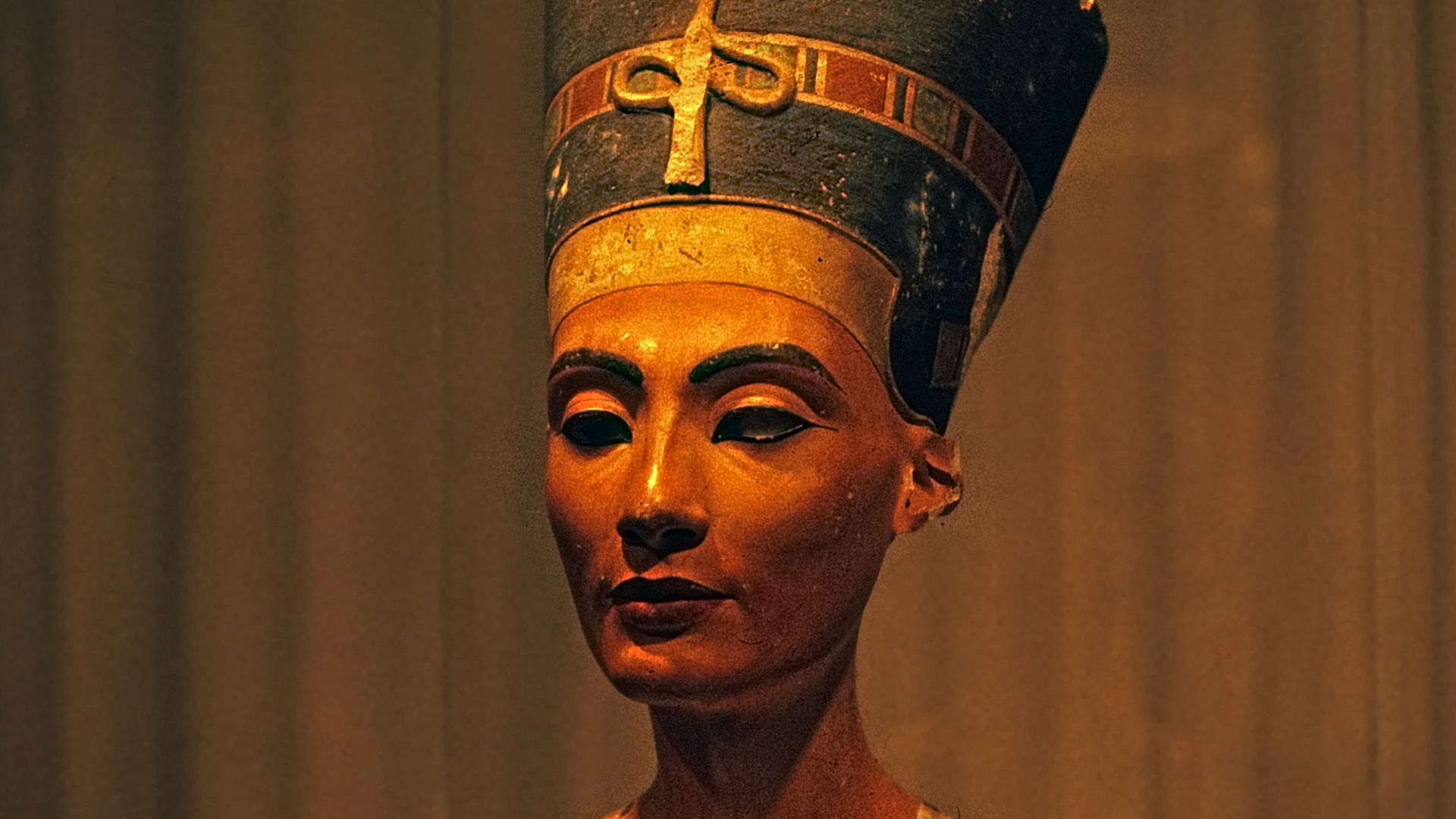 File:08 Berlin-Klassenfahrt 1979- Nofretete-Büste, Ägyptisches Museum (17461602724).jpg