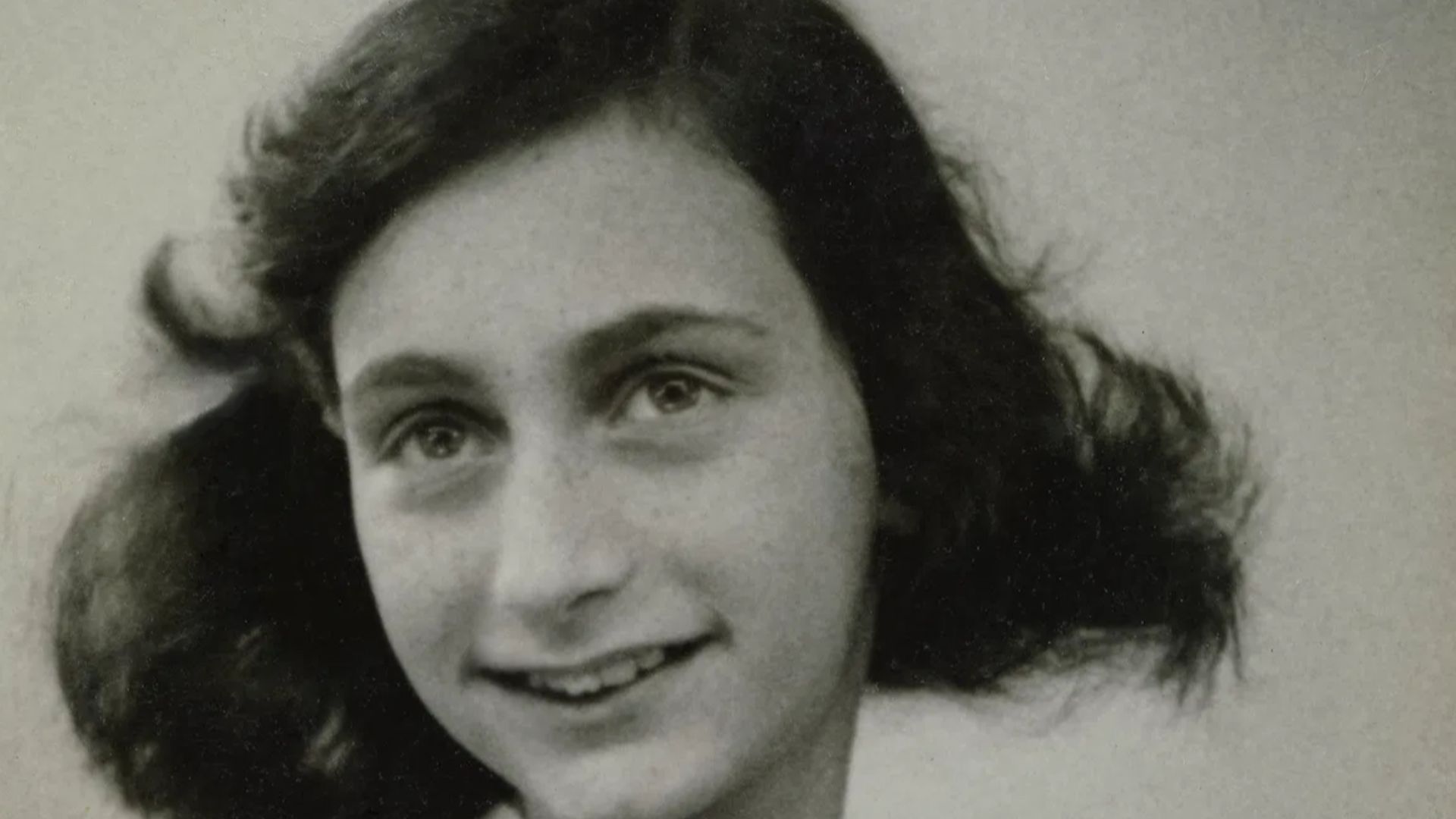 File:Anne Frank passport photo, May 1942.jpg