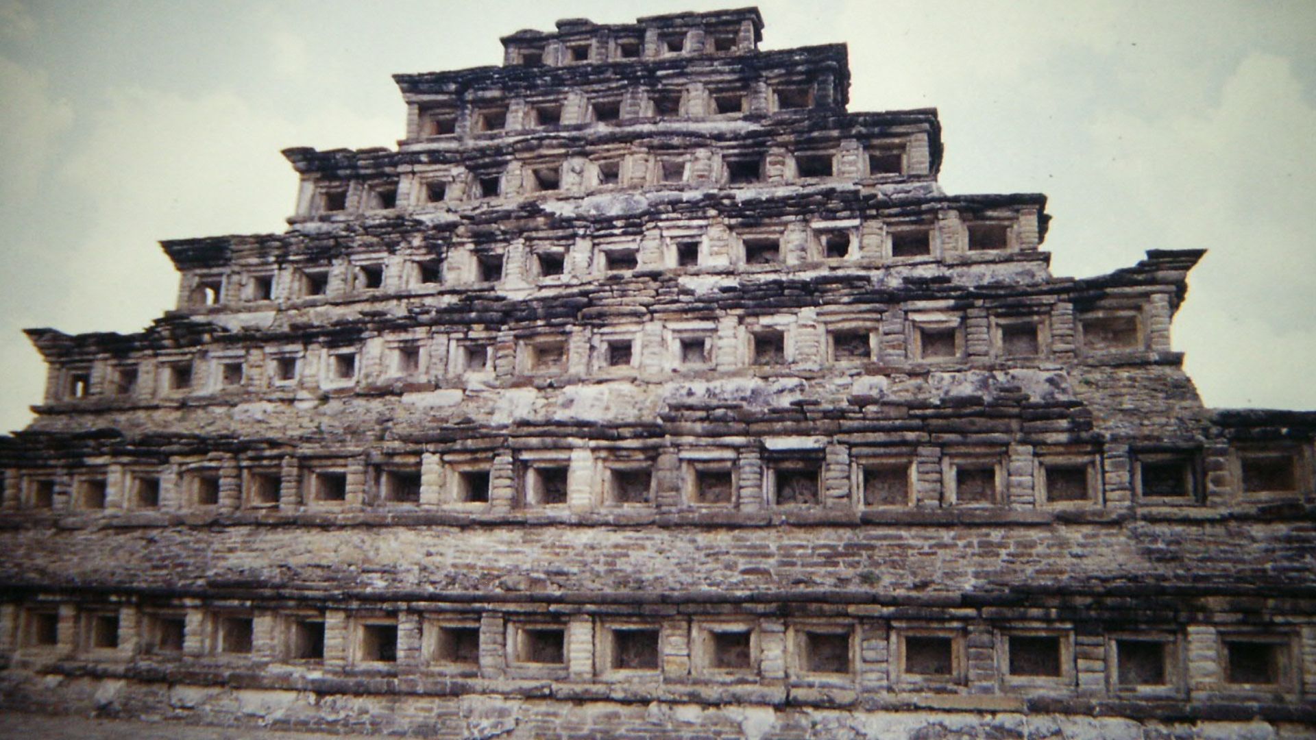 File:El Tajin Pyramid of the Niches (9785784856).jpg