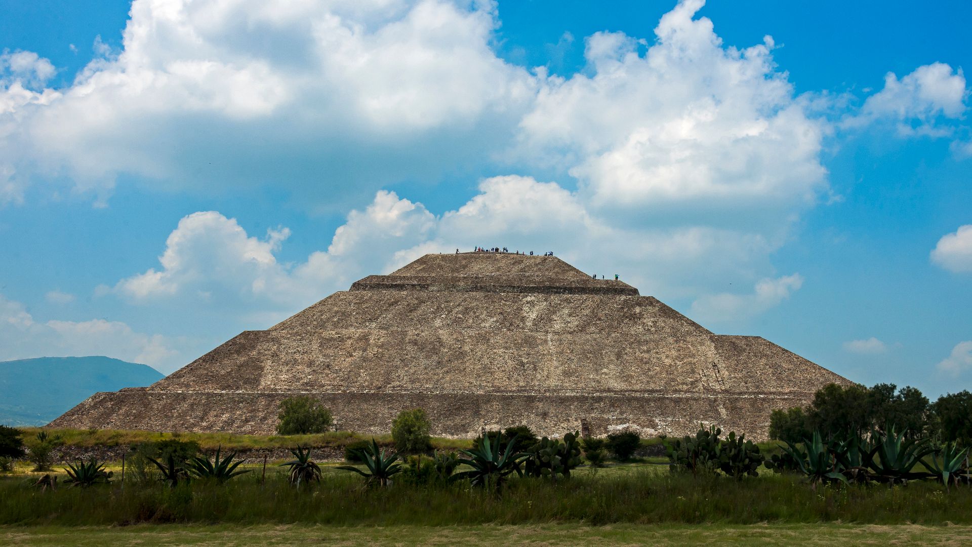File:Pyramid of the Sun, Teotihuacan, from path to parking lot.jpg