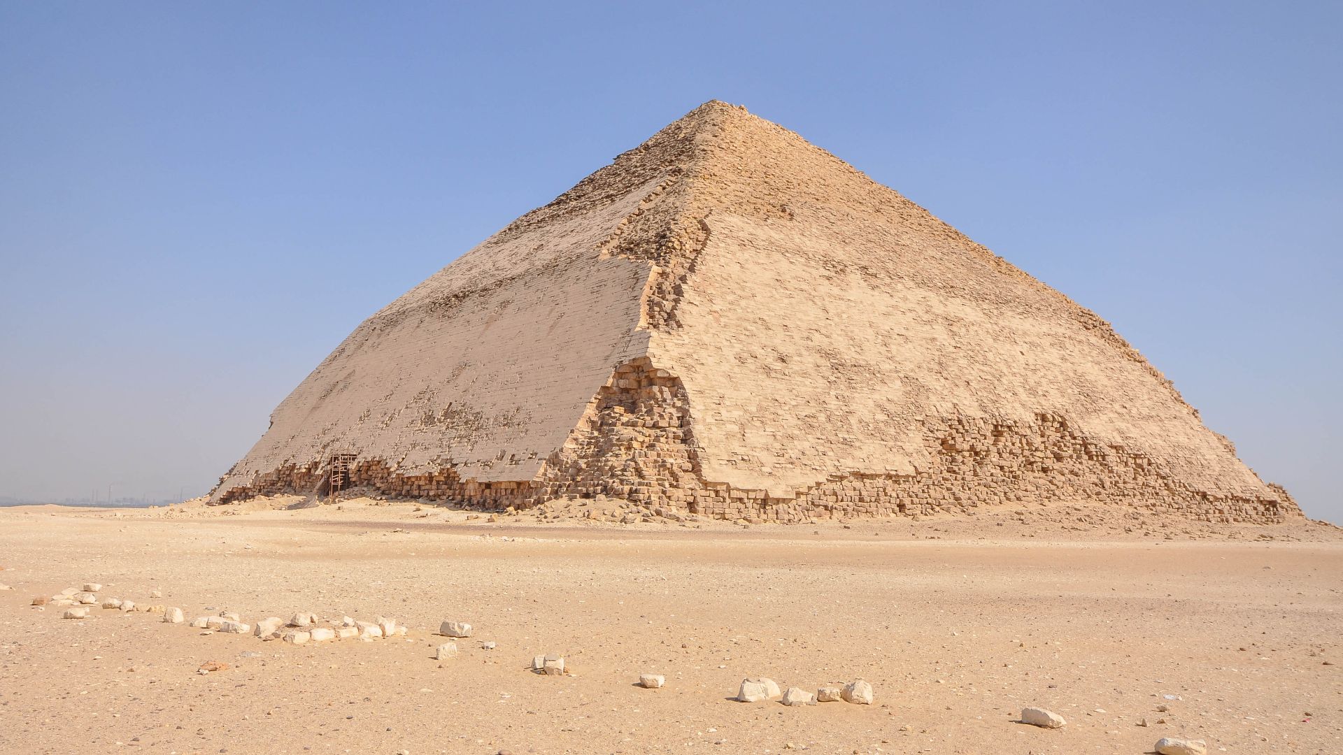 File:Bent Pyramid featuring the original polished limestone outer casing that the pyramids used to have (14797064881).jpg