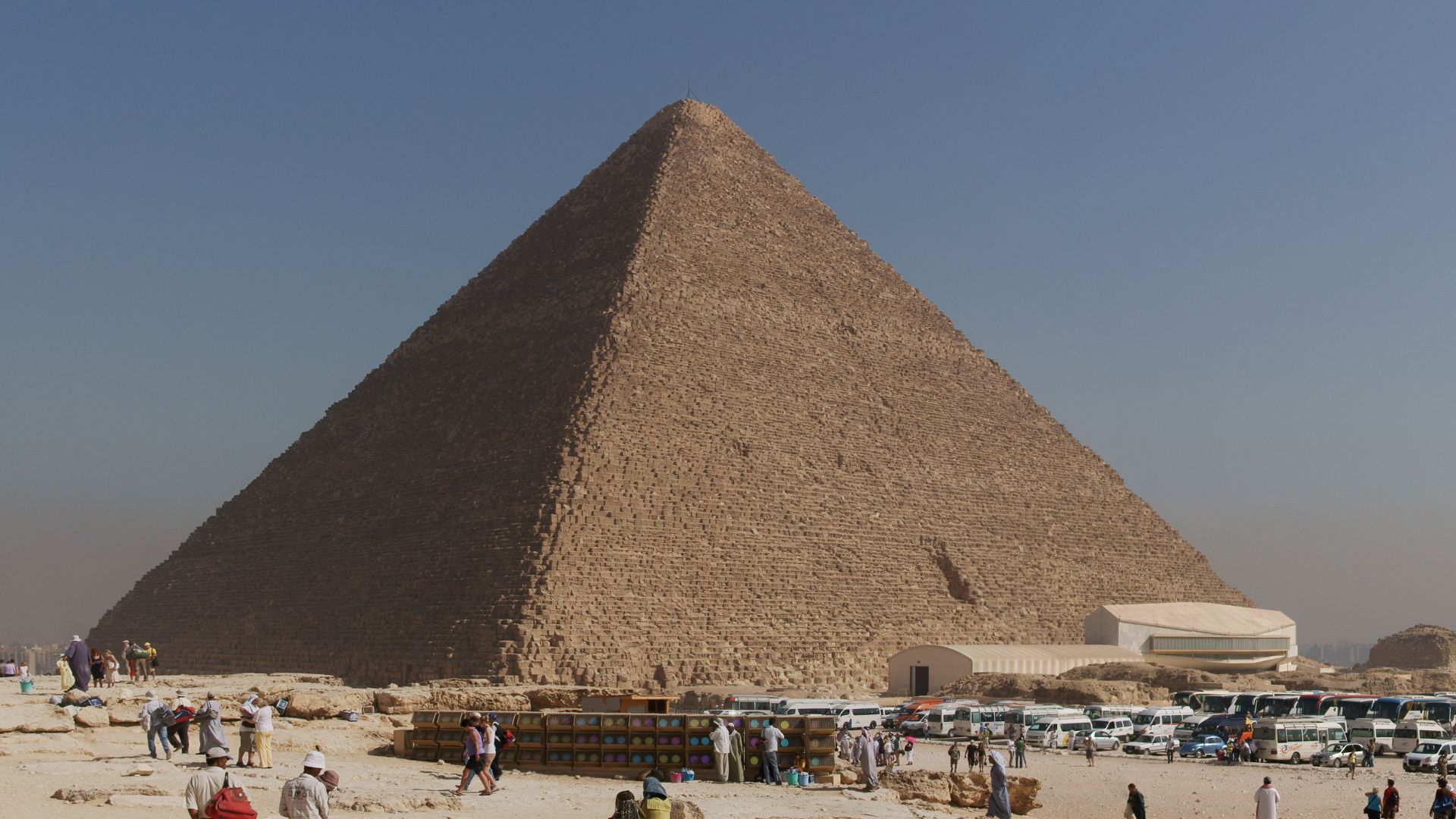 File:Tourist buses and the Great Pyramid of Giza.jpg