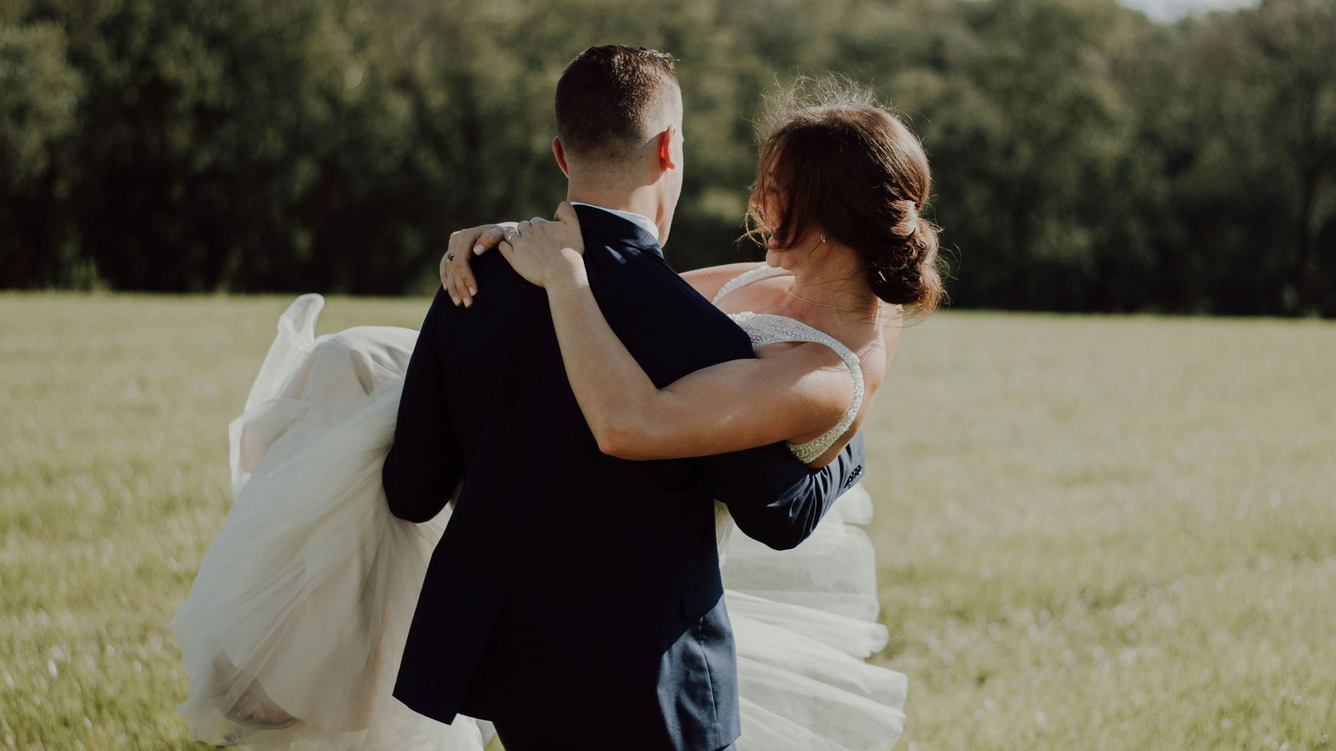 man carrying woman during daytime