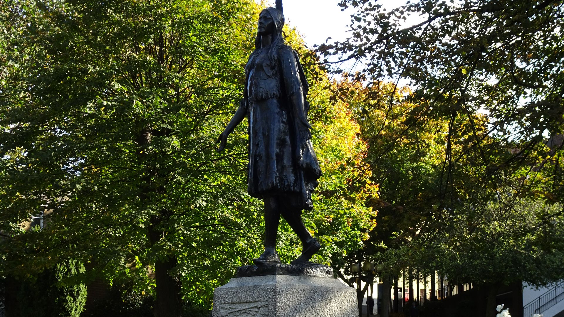 File:Pocahontas's statue, Gravesend Church (St. George) (48956774147).jpg