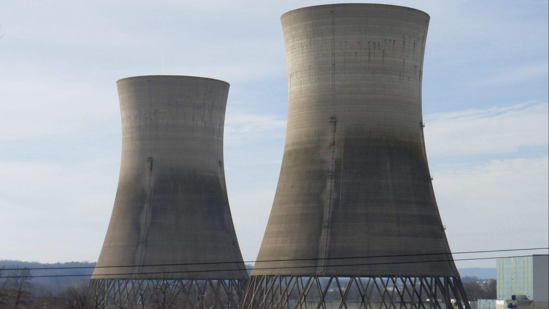 File:Cooling towers of Three Mile Island Unit 2.jpg