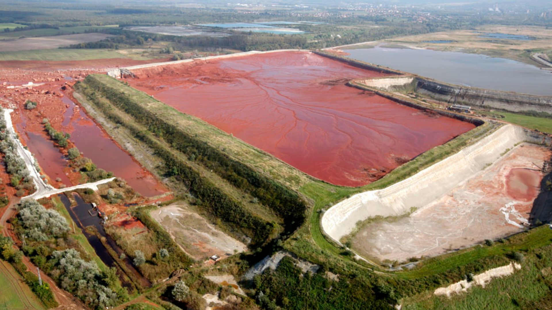 File:Ajka accident 7b9017f332 b.jpg