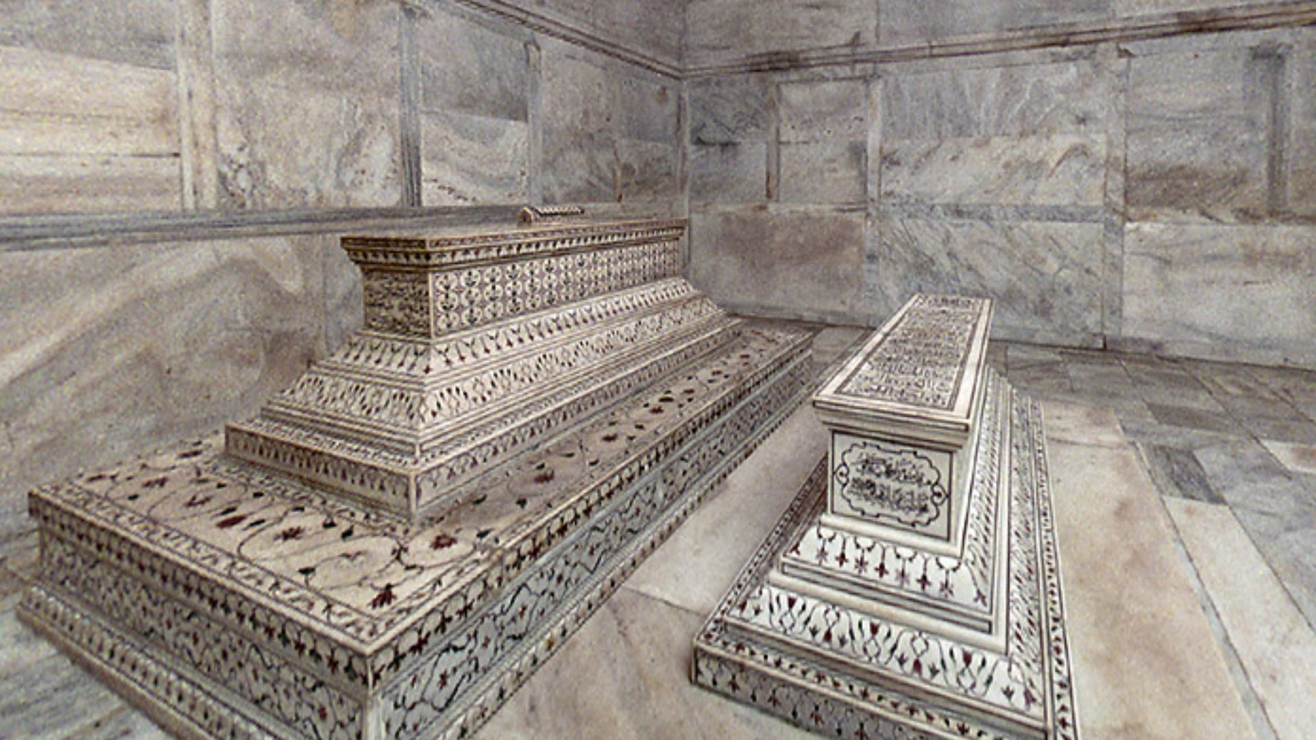 File:Tombs-in-crypt.jpg