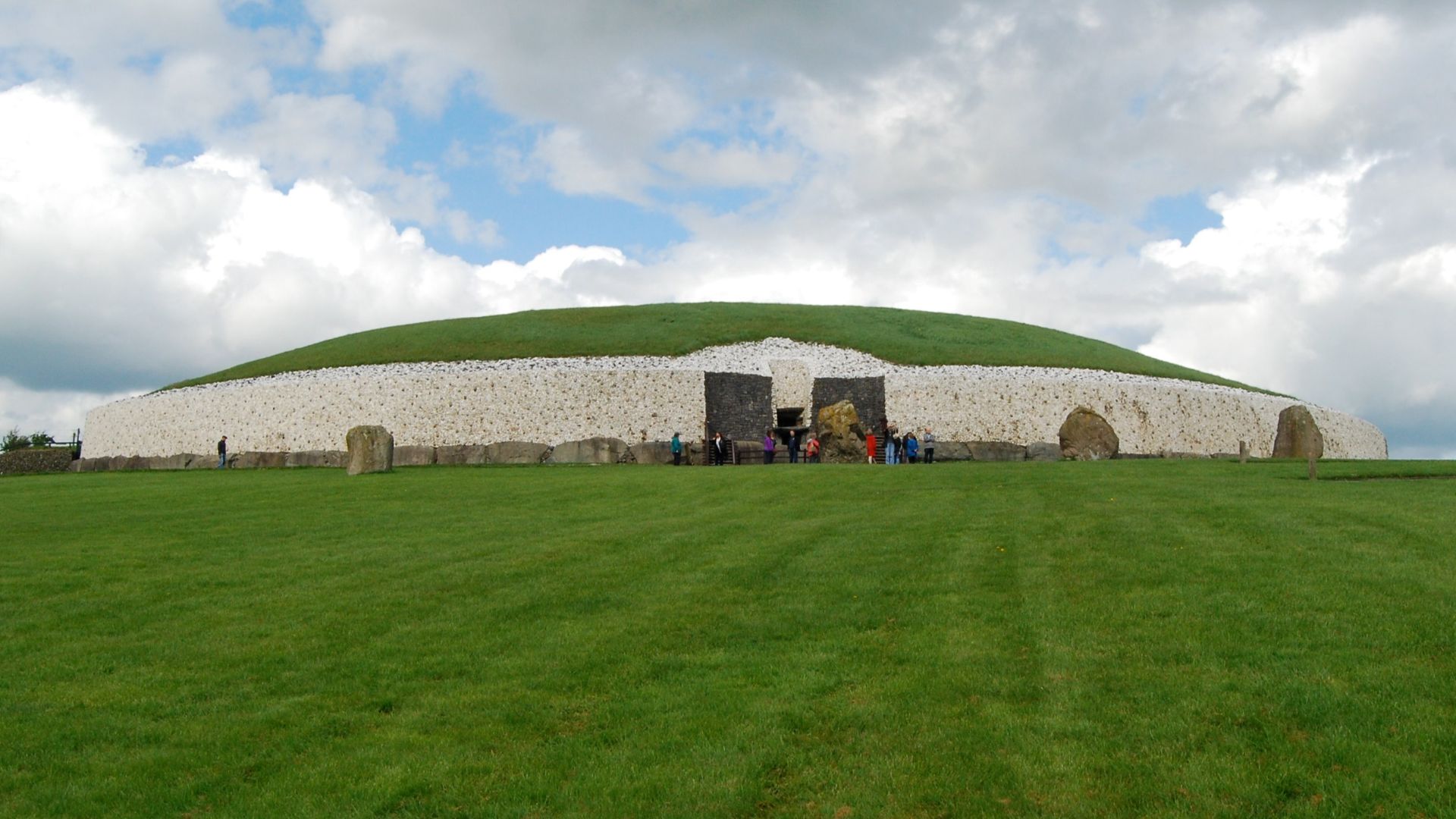 File:Newgrange - 14154515387.jpg