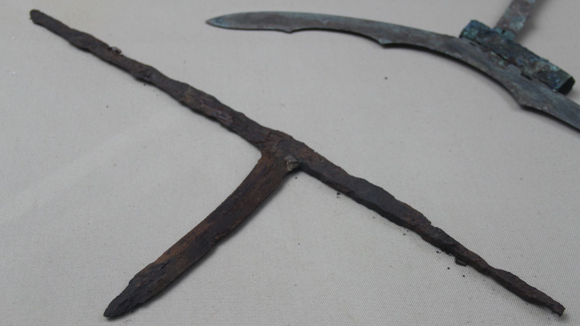 File:Han Iron Halberd, Han Tomb of Liu Wu, King of Chu (10084945133).jpg